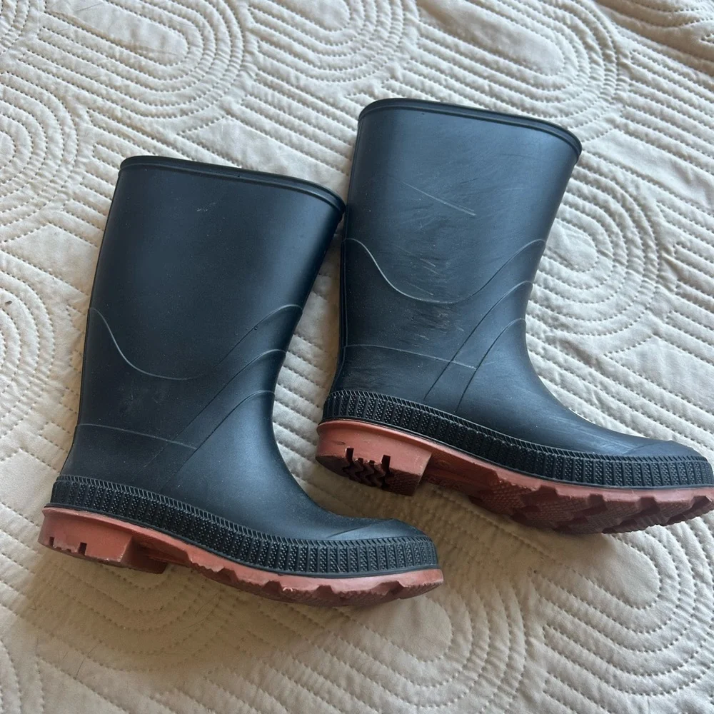 Kids navy rain boots size 2. No insoles. Decent shape, mild scratches.